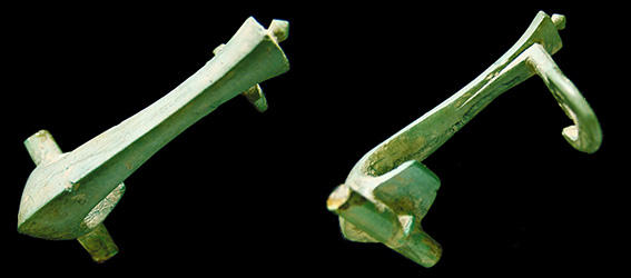 Roman Bow, Knee Fibula, Parallel Catch #094, AE, Parallel catch hinged knee fibula. Bojovic typ:22, var-9, Table-XXVI/248,
Fibula #094, AE, Parallel catch hinged knee fibula. Bojovic typ:22, var-9, Table-XXVI/248,
type: Parallel catch hinged knee fibula, the bow has a near 90 degree bend.
Knee derived type. Triangular-profiled body with catchplate at 90° to body; catch plate rounded at bottom. Hinged pin housed in circular-profiled base. In that the body continues after reaching the hinge housing, curling under the body.
size:37,5x21,5x18mm, weight: 8,68g, date: c. A.D. 175-275. According to other sources 150-300 A.D.,
ref: Bojovic typ:22, var-9, Table-XXVI/248, distribution: Pannonia or Upper Moesia,
Q-001
Keywords: Roman Bow, Knee Fibula, Parallel Catch #094, AE, Parallel catch hinged knee fibula. Bojovic typ:22, var-9, Table-XXVI/248,