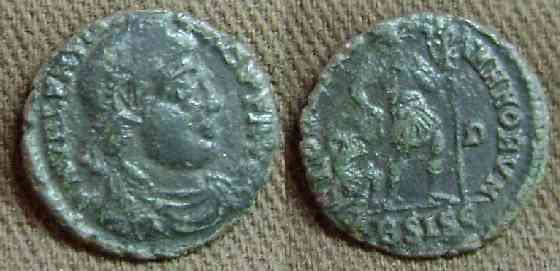 A137-02 - Valentiniano I (364 - 375 D.C.)
AE3 Centenional 17 mm 2 gr.

Anv: [b]"DN VALENTINI-ANVS P F AVG"[/b] - Busto con diadema de perlas, coraza y Paludamentum (capote militar) sobre ella, viendo a derecha.
Rev: [b]"GLORIA RO-MANORVM"[/b] - Emperador vestido militarmente avanzando a derecha, arrastrando por los pelos a un prisionero con el brazo derecho y portando un Labarum (Estandarte), con el signo Chi-Ro en su bandera, en su mano izquierda. [b]" * BSISC"[/b] en exergo y [b]"D"[/b] en campo derecho.

Acuñada 367 - 375 D.C.
Ceca: Siscia (Off.2da.)
Rareza: C2

Referencias: RIC Vol.IX (Siscia) #14a Pag.147 tipo xi - Cohen Vol.VIII #12 Pag.88 - DVM #42 Pag.308 - Salgado MRBI Vol.III #9033.f.1. Pag.269 - Sear RCTV (1988) #4102
Keywords: AE3 Centenionalis Valentinian I Gloria Romanorum Emperor Captive